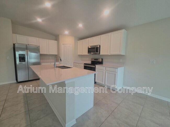 Building Photo - 327 Macarthur St