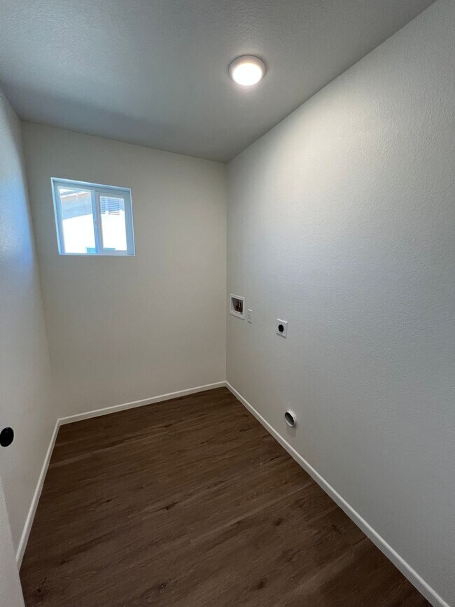 Building Photo - BRAND NEW 3 BEDROOM HOME!