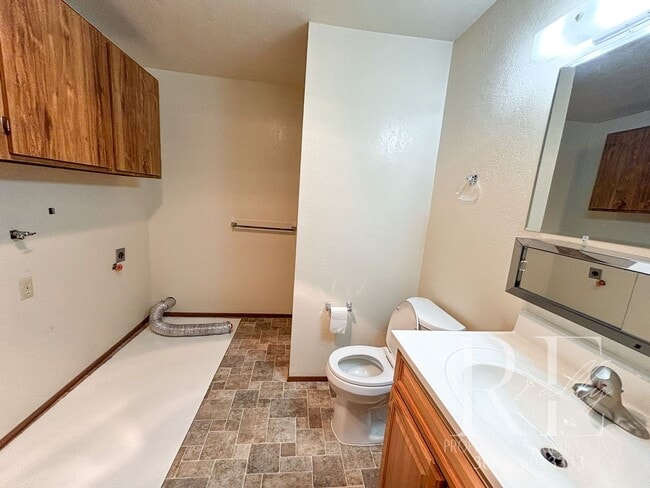 Building Photo - Charming 2-Story Duplex in Silverdale