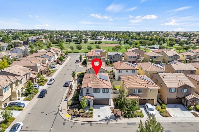 Building Photo - 4 bed / 3 bath | Upated Anatolia Home Avai...