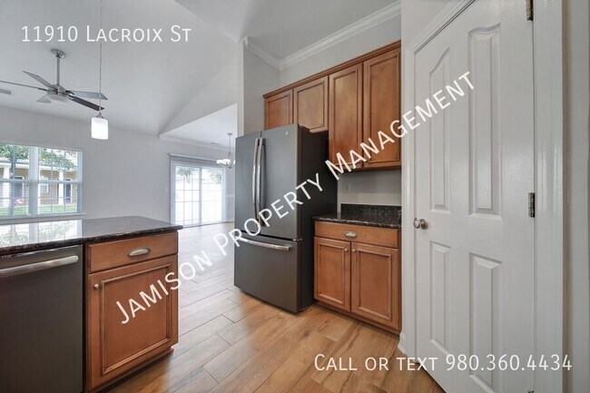 Building Photo - 11910 Lacroix St
