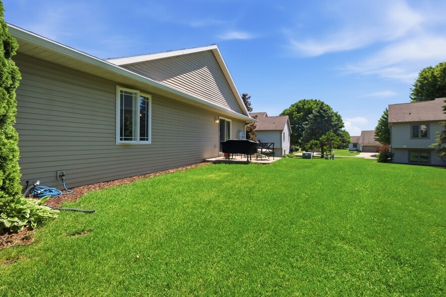 1053 Side Yard - 1051 Tamarack Way