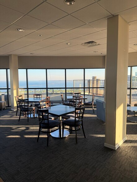 Building Photo - 1633 N Prospect Ave