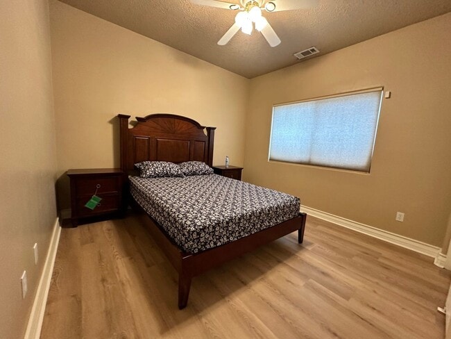 Building Photo - Spacious 5-bedroom, 3-bathroom short-term ...