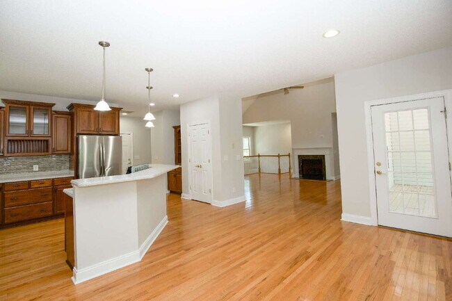 Building Photo - "Spacious 3-Bedroom Retreat with 3200 Sq Ft of Comfort in Seven Lakes!"