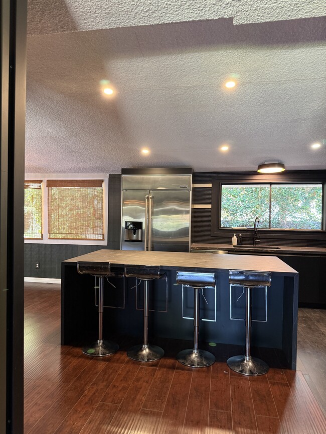 Building Photo - 4541 Collett Ave