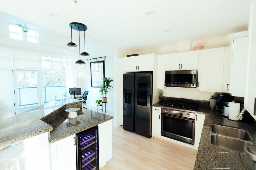 Building Photo - 555 Front St