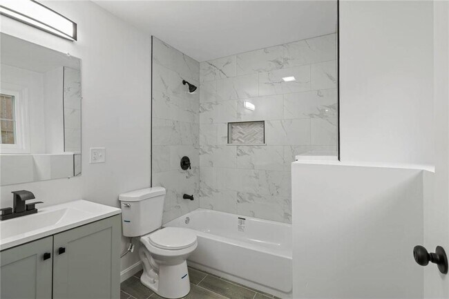 Building Photo - 24 Saint James St