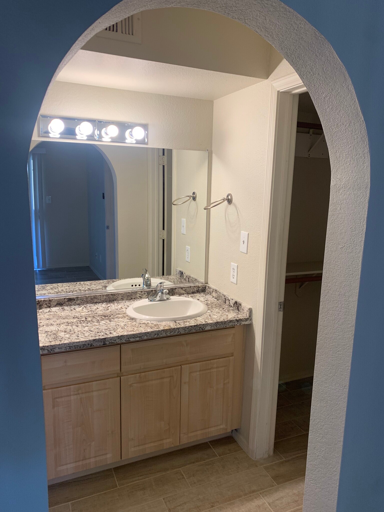 Master bathroom - 1880 E Morten Ave