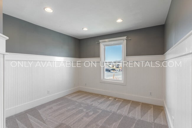 Building Photo - 1595 S 50 W