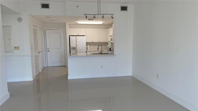Building Photo - 10 Aragon Ave