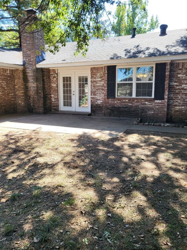 Building Photo - (4) Bed/(2) Bath + (2) Living Areas Avail ...