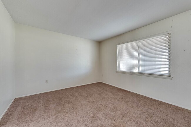 Building Photo - 6209 Glenhaven Dr