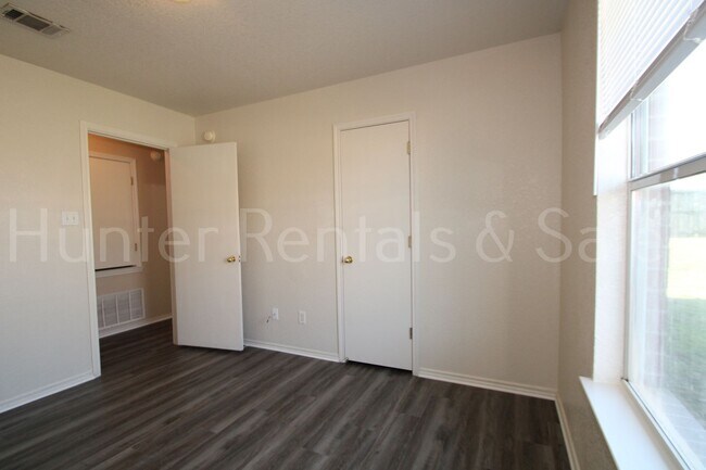Building Photo - Spacious Duplex!