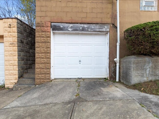 Building Photo - Updated 2 Bed, 1.5 Bath Home in Carrick For Rent – Move-In Ready