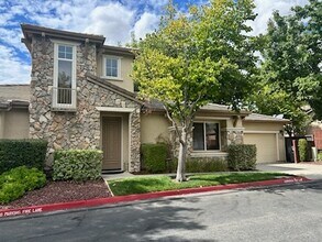Building Photo - Immaculate Modern Townhouse in Sought-Afte...