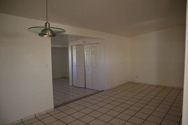 Building Photo - Great home Great price