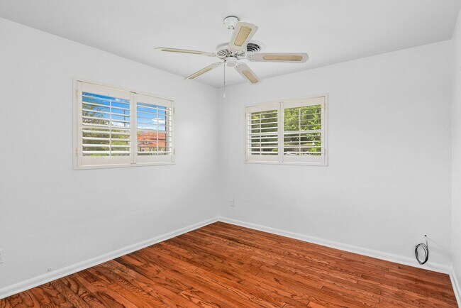 Building Photo - 2107 Brookview Dr