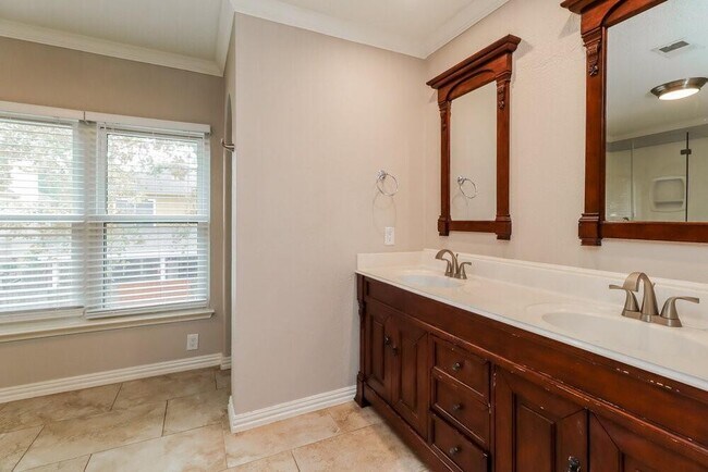 Building Photo - 4002 Ashwood Dr
