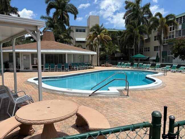 Building Photo - 1333 E Hallandale Beach Blvd