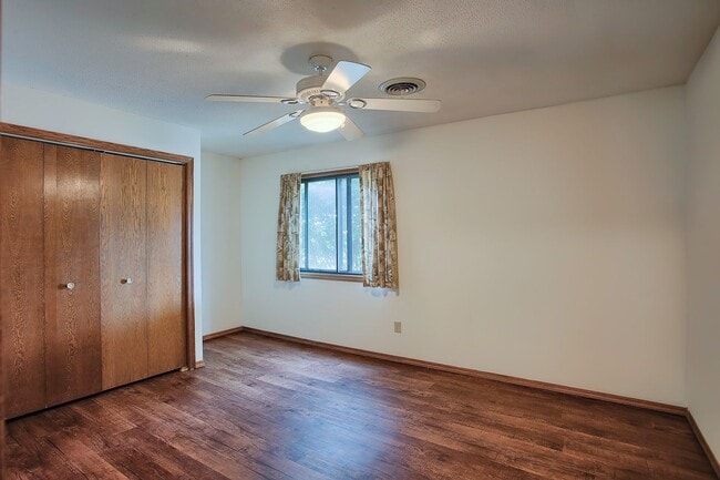 Building Photo - 2 Bedroom, 1.5 Bathroom Condo (AVAILABLE S...