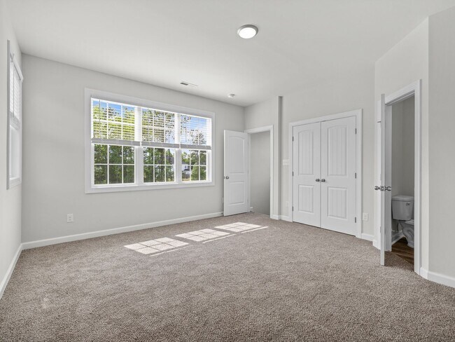 Building Photo - Towne Pointe Beauty!
