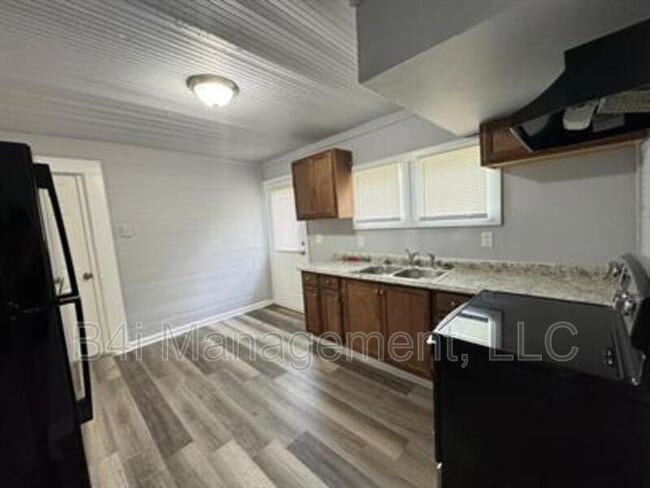 Building Photo - 129 Watts St