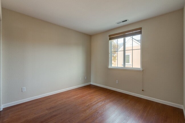 Building Photo - EXQUISITELY LOCATED TOWNHOME PRIVATE SETTING | MANY UPGRADES