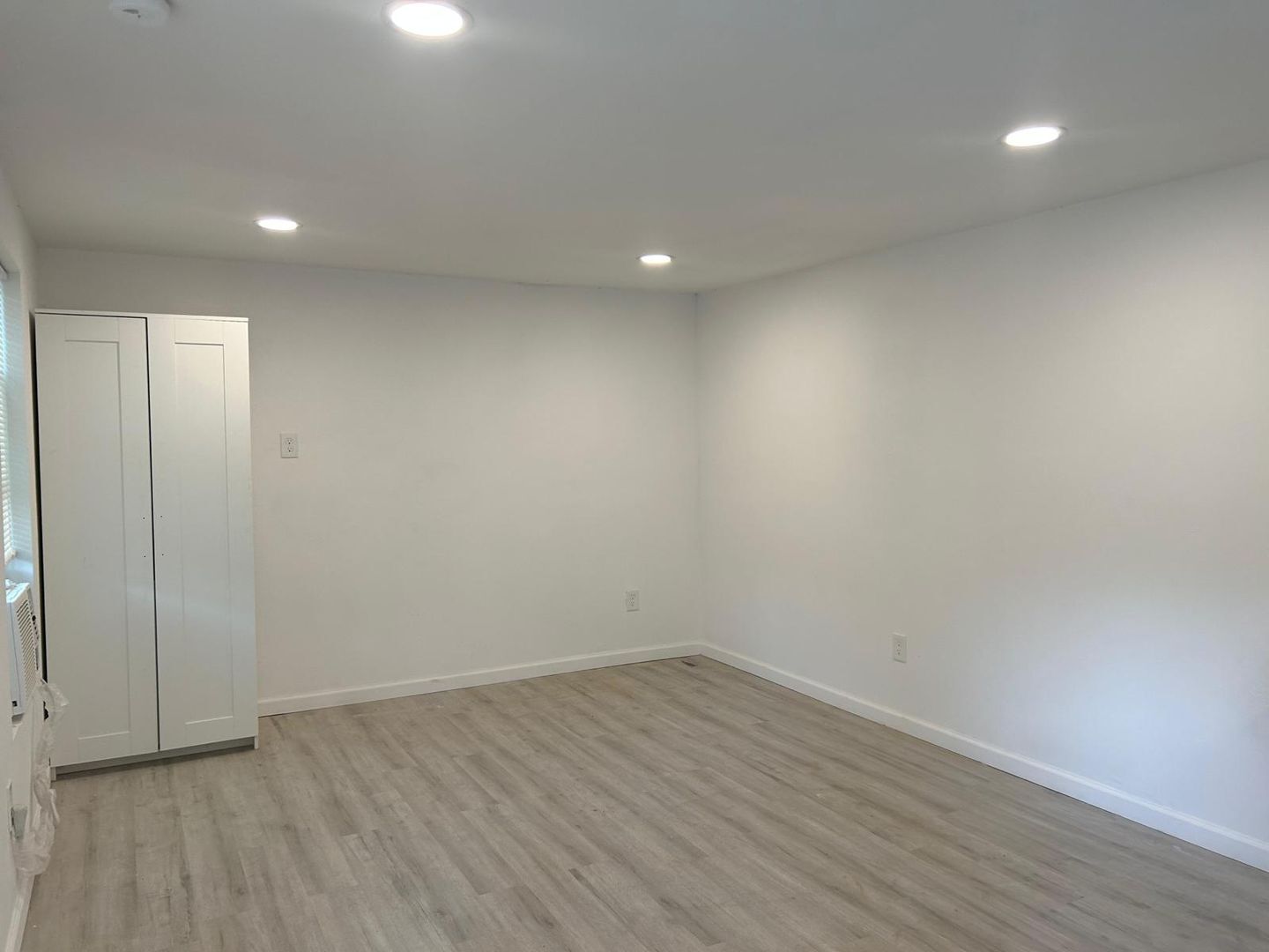 Building Photo - 423 E Sears St