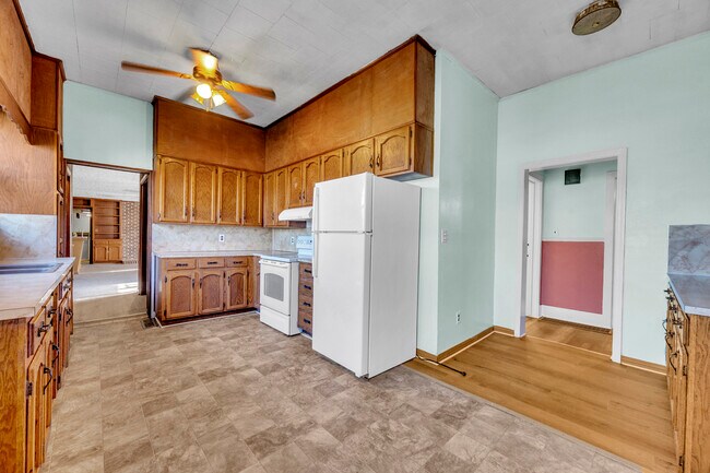 Building Photo - 415 19th St N