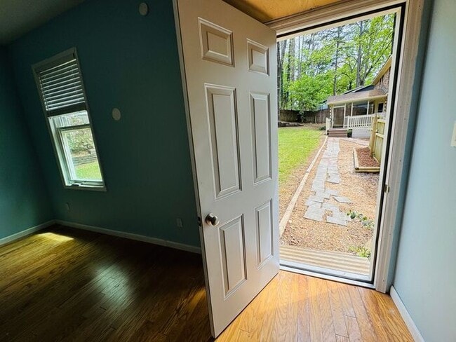 Building Photo - Fenced yard!