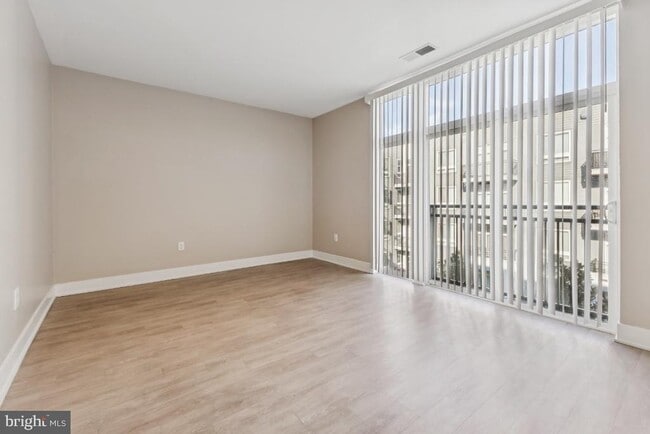 Building Photo - 145 Riverhaven Dr