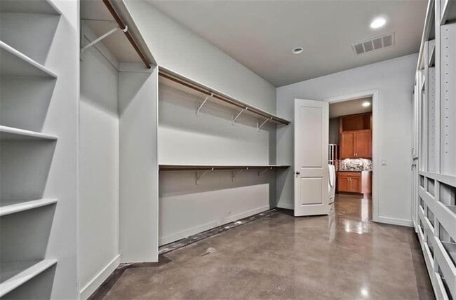 Building Photo - 17 W Augusta Ct