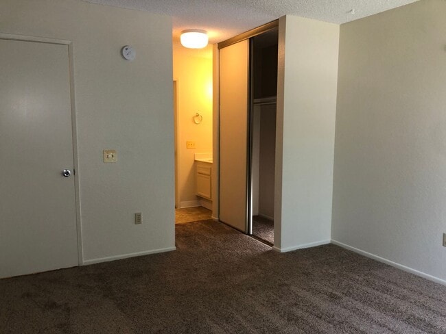 Building Photo - Mira Mesa Top Floor Dual Master Condo!