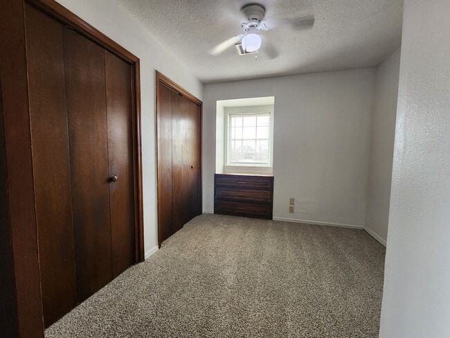 Building Photo - Cute 3 bedroom Townhome in Shawnee!