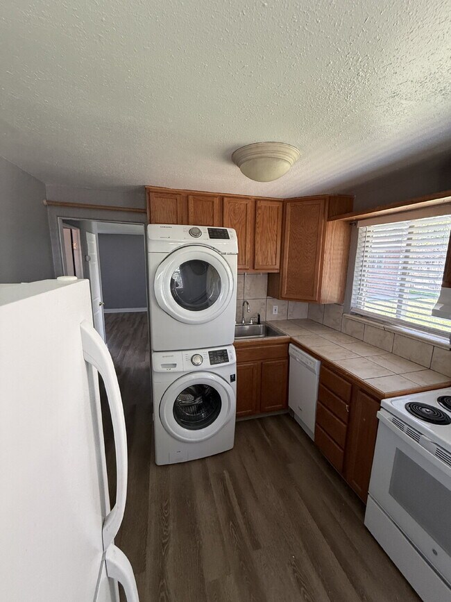 Building Photo - Freshly Updated 1-Bedroom Apartment in Denver – Move-In Ready!