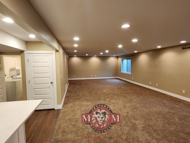 Building Photo - Remodeled 5 Bd Home in Midvale