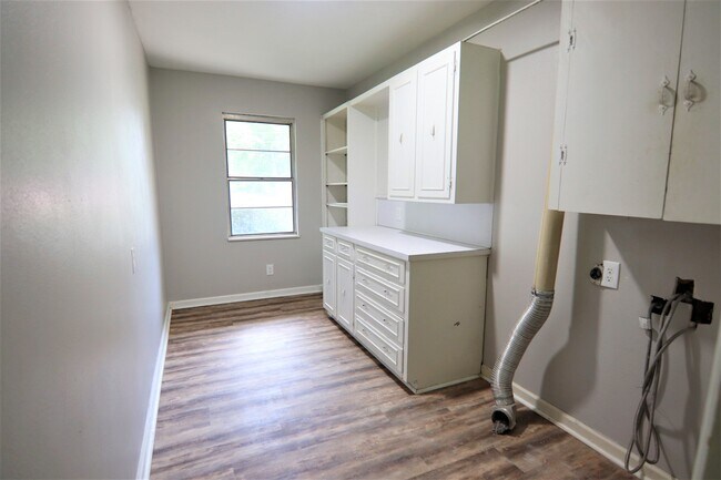 Building Photo - 880 Morning Glory Dr