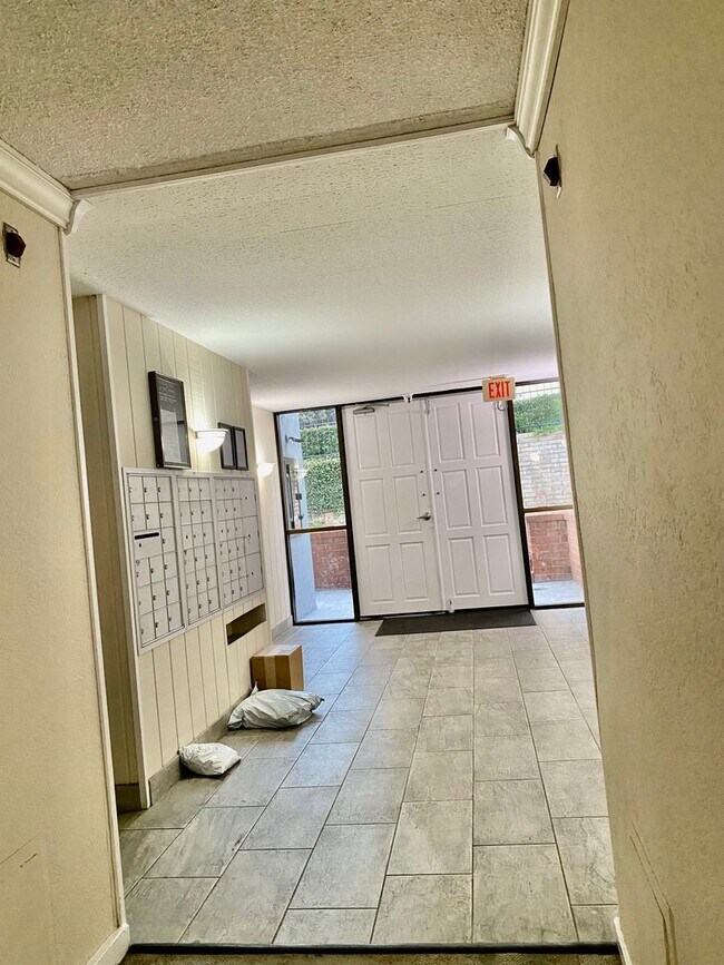 Building Photo - Must See!  Won't Last! Spacious 1 bedroom 1 bath condo
