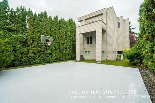 Building Photo - 2922 E Republican-