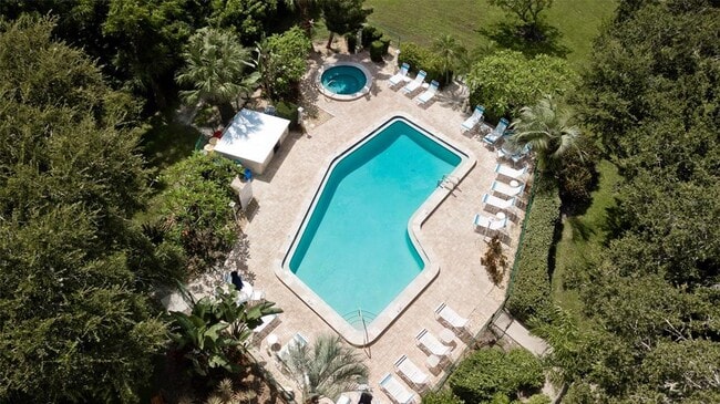 Building Photo - 440 Palm Tree Dr