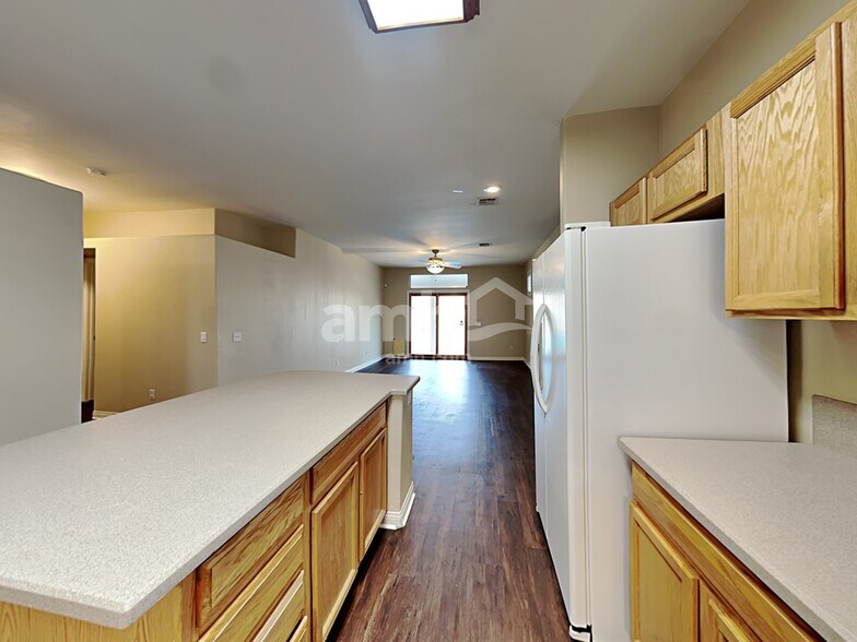 Building Photo - 1852 E Pyle Ave