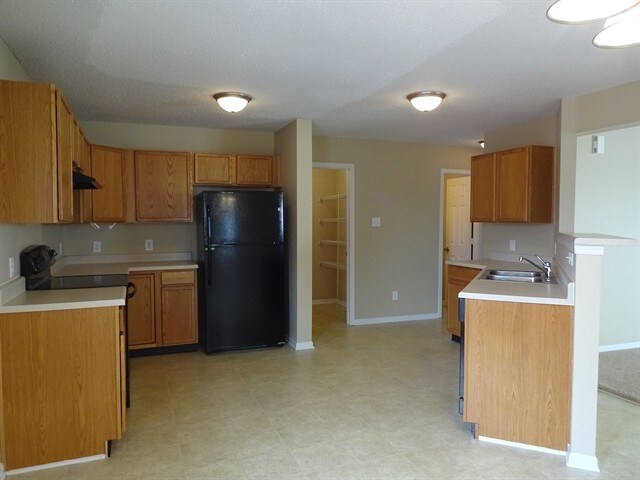 Building Photo - 489 Bourneside Dr