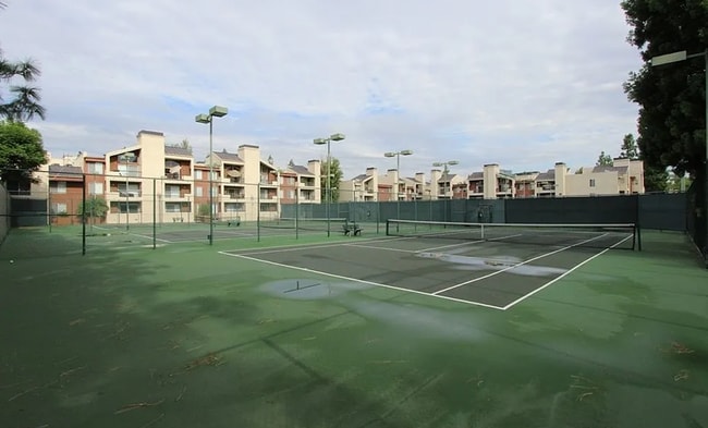Building Photo - Beautifully upgraded 2 bedroom, 2 bath con...
