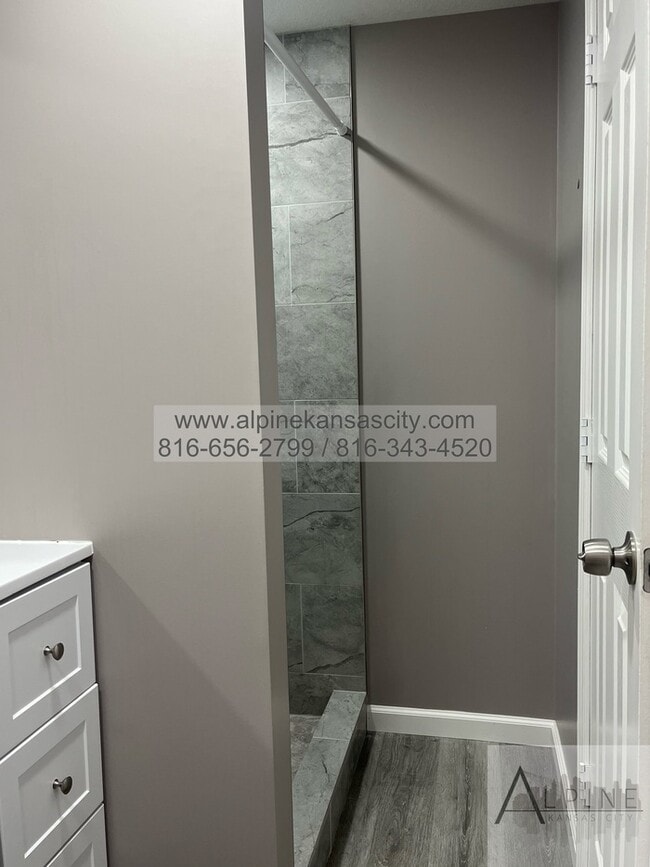 Building Photo - Available Mid January! 5 Bedrooms, PLUS Rec Room in Gladstone!