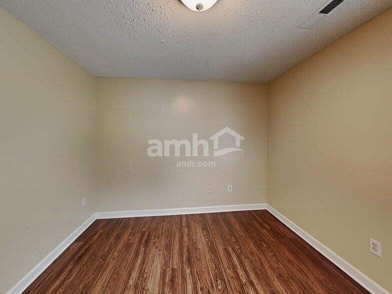 Building Photo - 341 Olde North Church Rd