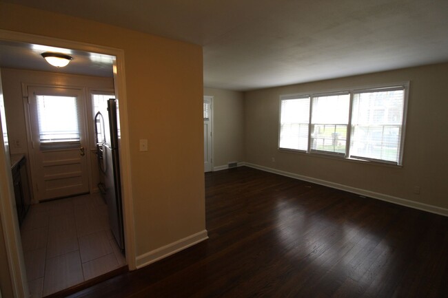 Building Photo - Fully Renovated 1 Bedroom 1 Bath in North ...