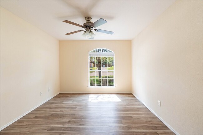 Building Photo - 2105 Sumac Dr