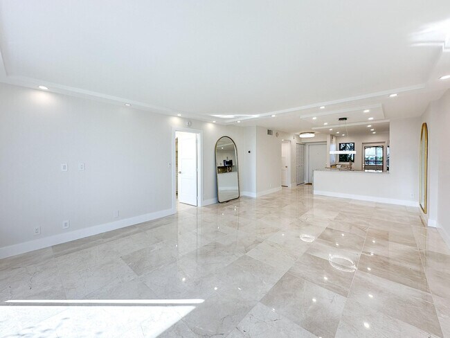 Building Photo - 4800 Bayview Dr