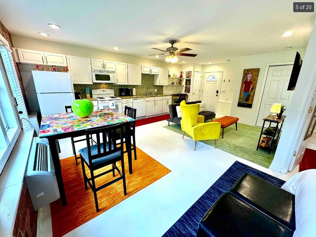 Building Photo - 924 Spain Ave